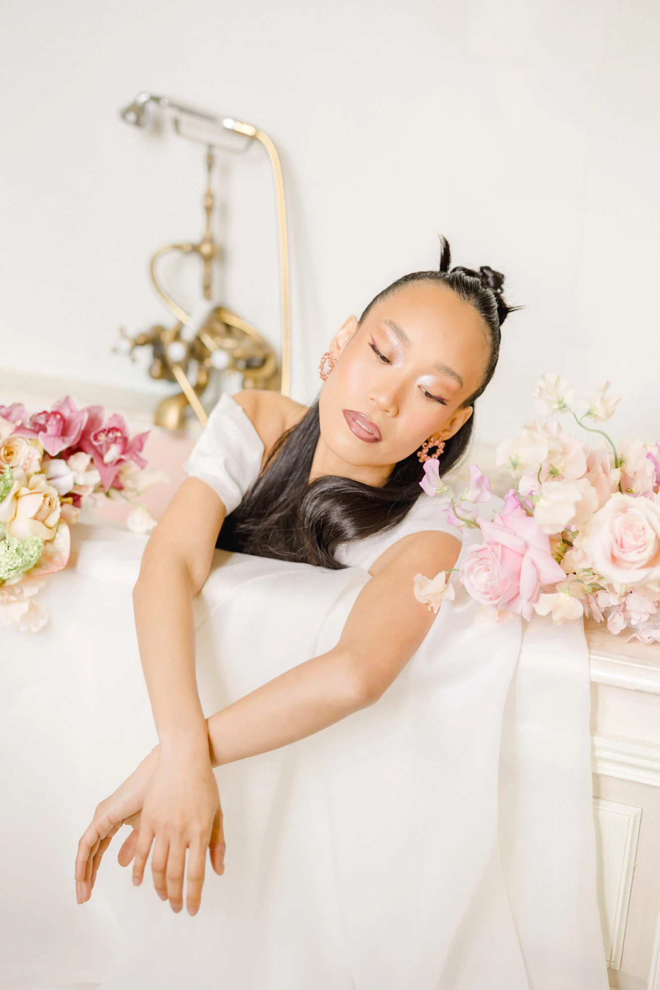 rose robe cheveux longs beige gris